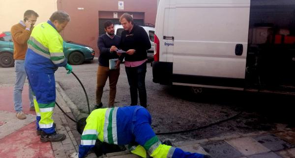 Un momento de la visitas de los imbornales de la Calle Isaac Albéniz